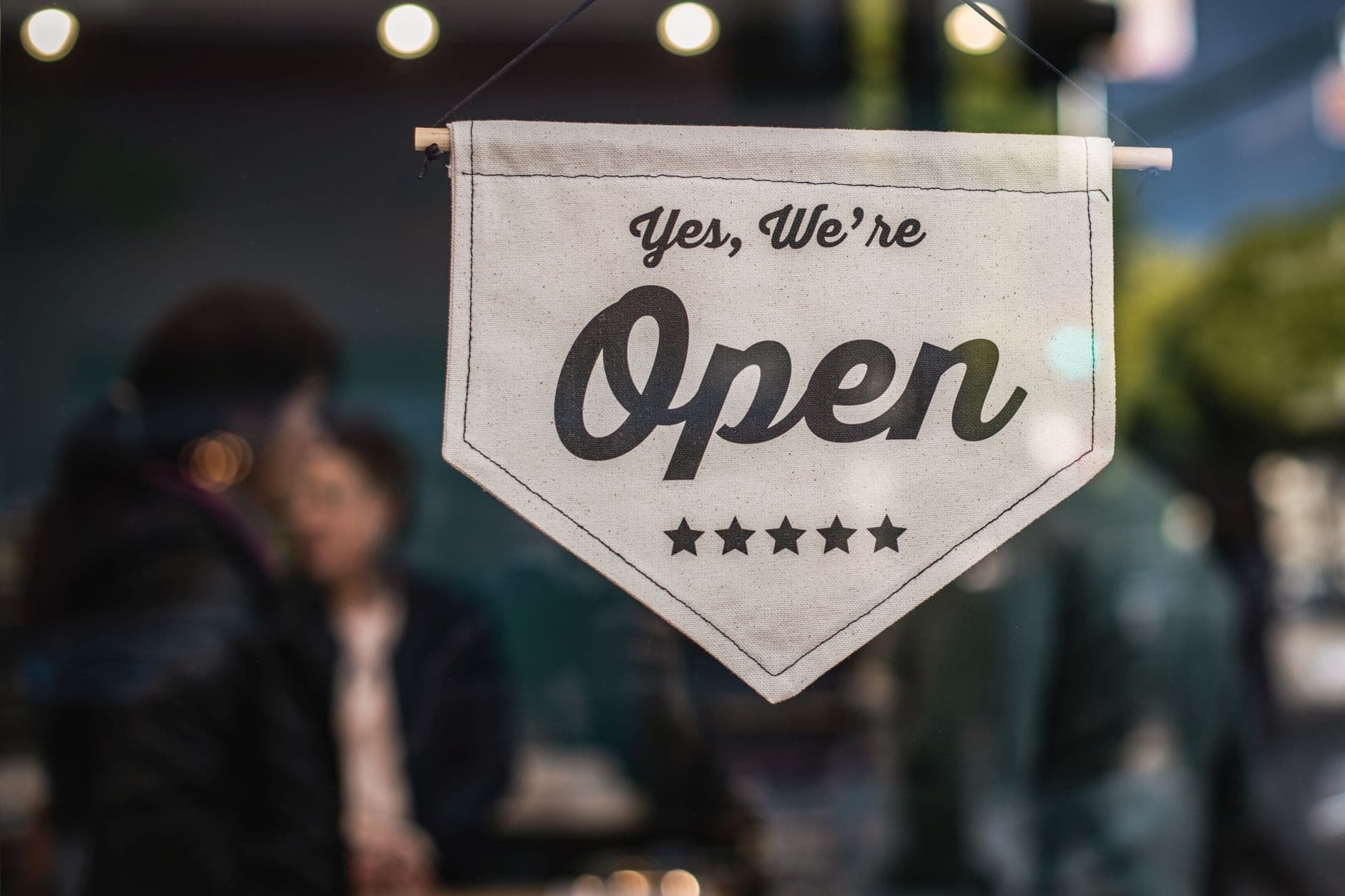 Dükkân vitrininde asılı "Open" tabelası