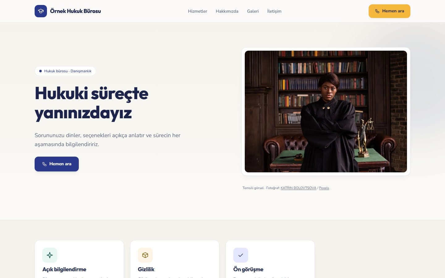 Avukat ve danışmanlık web sitesi, İndigo teması masaüstü görünümü