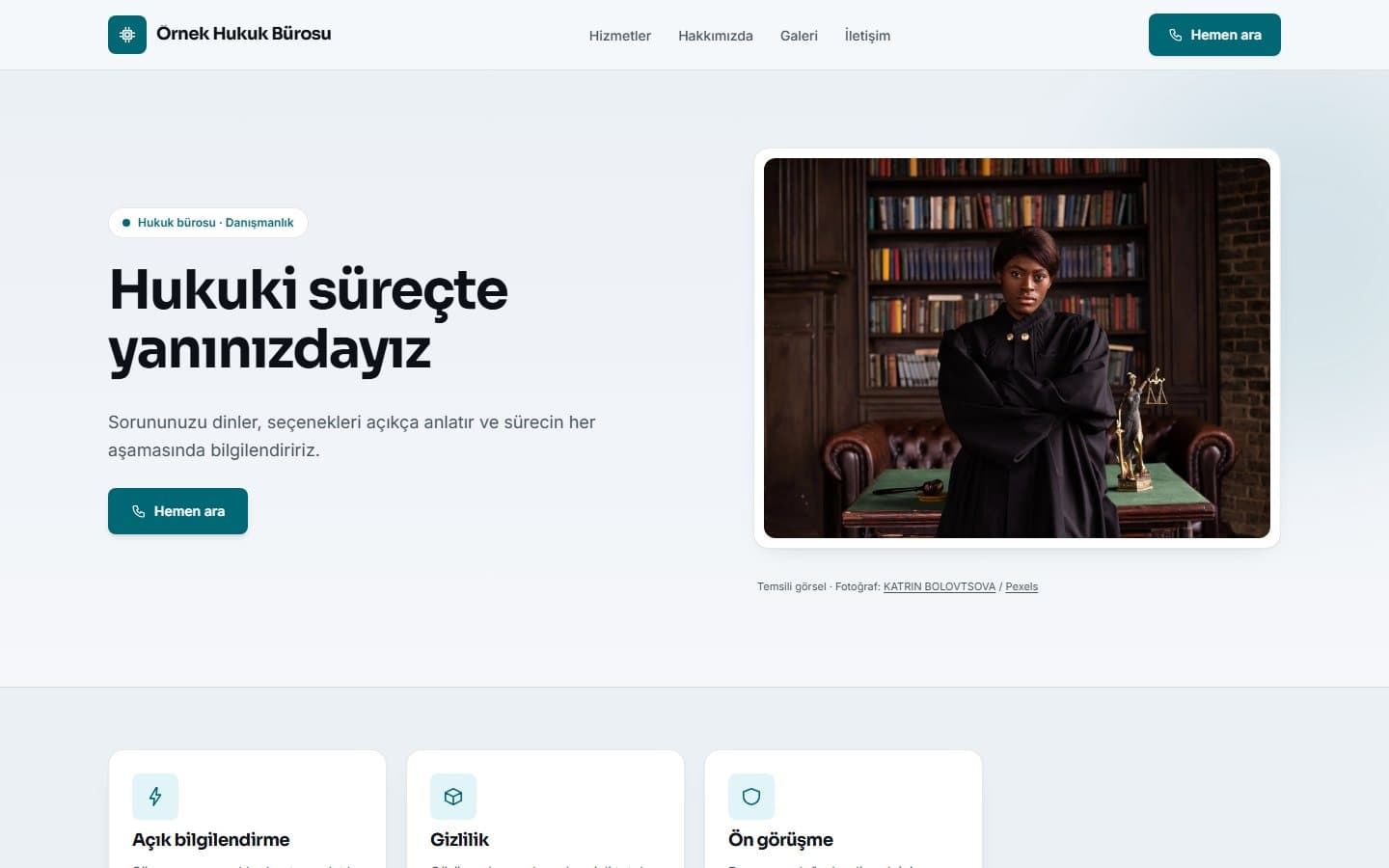 Avukat ve danışmanlık web sitesi, Turkuaz teması masaüstü görünümü