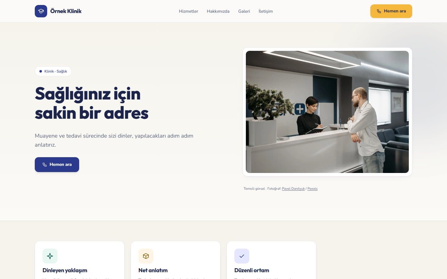 Klinik ve sağlık web sitesi, İndigo teması masaüstü görünümü