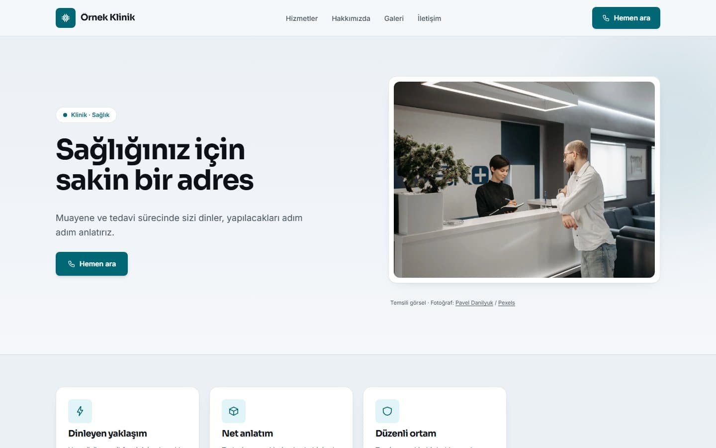 Klinik ve sağlık web sitesi, Turkuaz teması masaüstü görünümü
