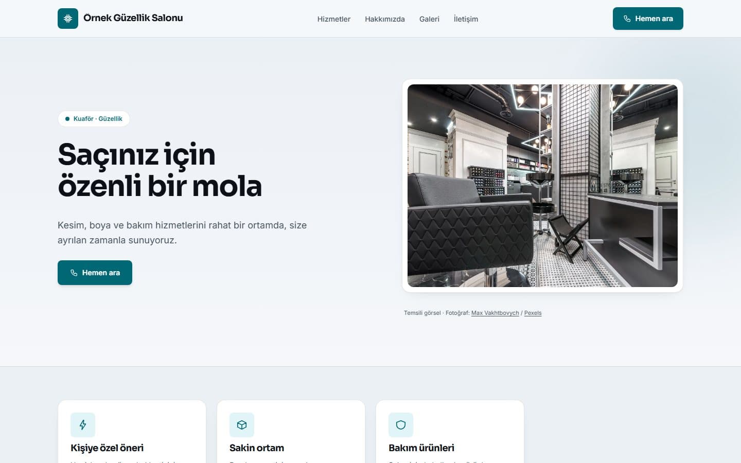 Kuaför ve güzellik web sitesi, Turkuaz teması masaüstü görünümü